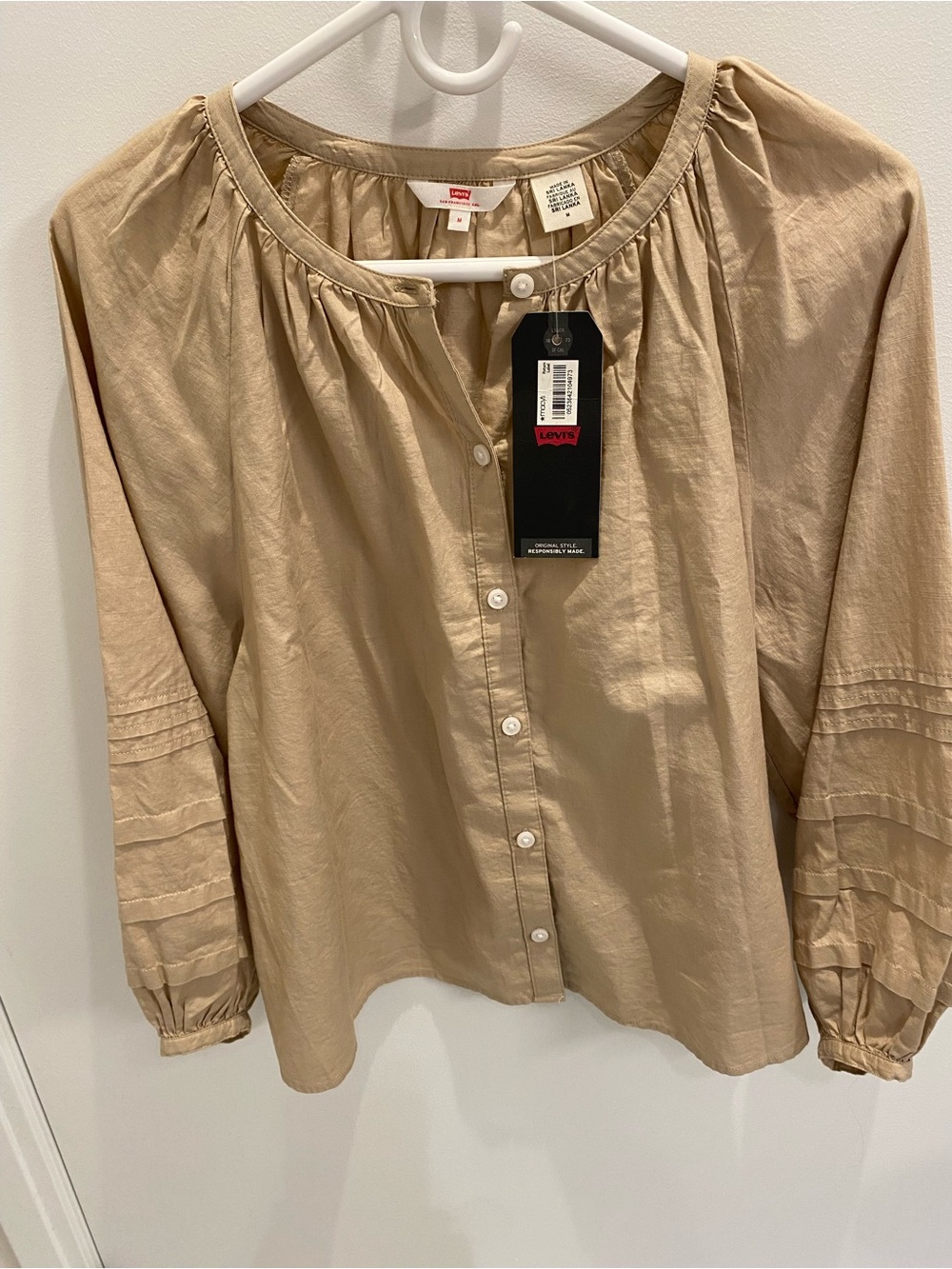Levi’s Ladies khaki Cotton Khaki Blouse, Size M, NWT.